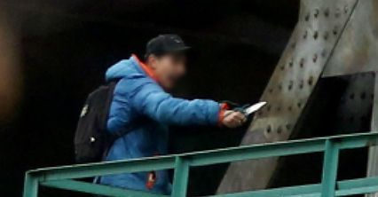 Uzbrojony mężczyzna na Moście Gdańskim w Warszawie