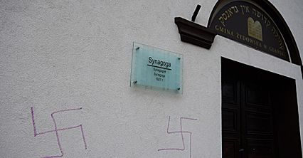 Swastyki i znaki SS na ścianie synagogi w Gdańsku