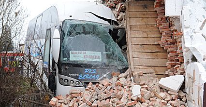 Autobus uderzył w ścianę kamienicy