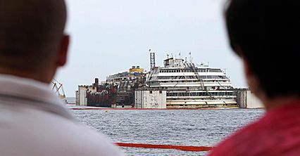 Costa Concordia znowu pływa