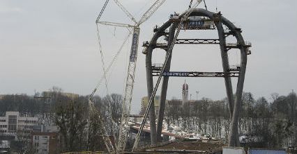 Widowiskowy montaż pylonu