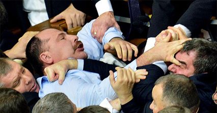 Ukraińscy posłowie pobili się w parlamencie