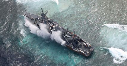 USS Guardian utknął na rafie i nabiera wody