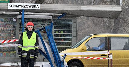 19-latek wjechał w przystanek w Krakowie