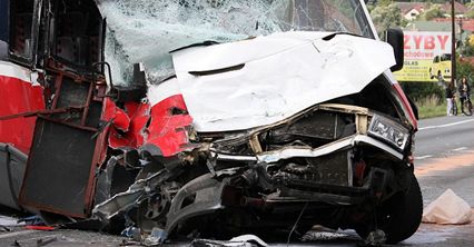 Wypadek tira z busem w Łapczycy