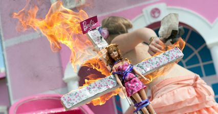 Protest Femen przed "Domem Barbie"