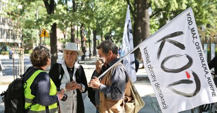 Pikieta KOD-u przed siedzibą Trybunału Konstytucyjnego
