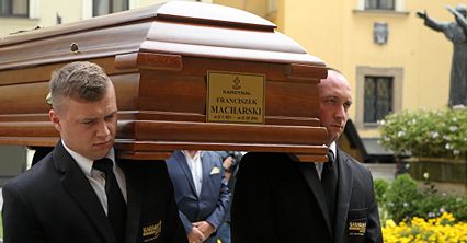 Ciało kard. Macharskiego w Pałacu Arcybiskupów w Krakowie
