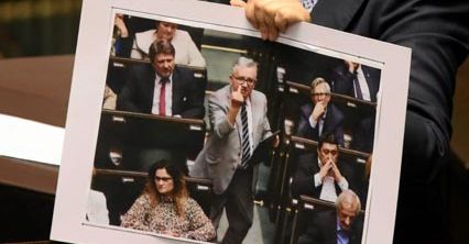 Poseł PiS pokazał środkowy palec w Sejmie