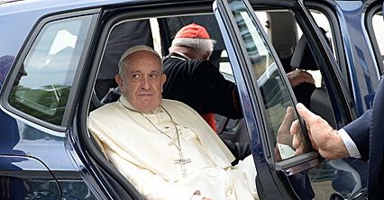 Samochodem, a nie śmigłowcem. Papież zaskakuje