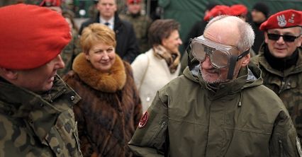 Macierewicz na ćwiczeniach organizacji proobronnych i klas mundurowych