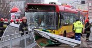 Dramatyczny wypadek we Wrocławiu - autobus wjechał w przystanek