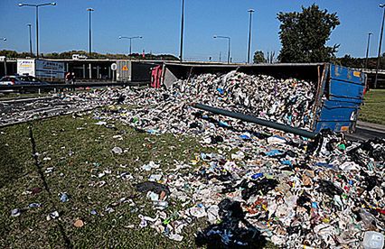 Śmieci zasypały warszawską ulicę