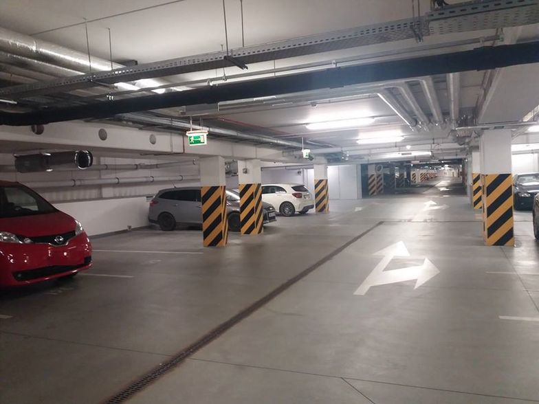 Parkingi biurowe świecą pustkami, a kierowcy i tak parkują na trawnikach.