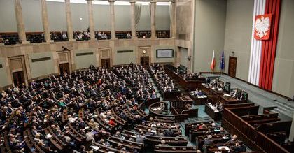 Posłowie podzieleni w sprawie terminu wejścia w życie oskładkowania umów zleceń