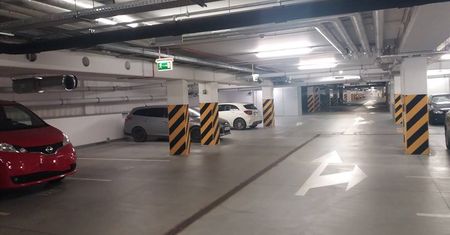 Polacy mistrzami parkowania. Stawiają auta na trawnikach, a parkingi biurowe puste