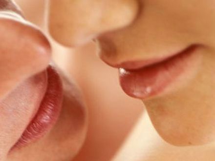 Naukowcy zbadali, czemu służy pocałunek