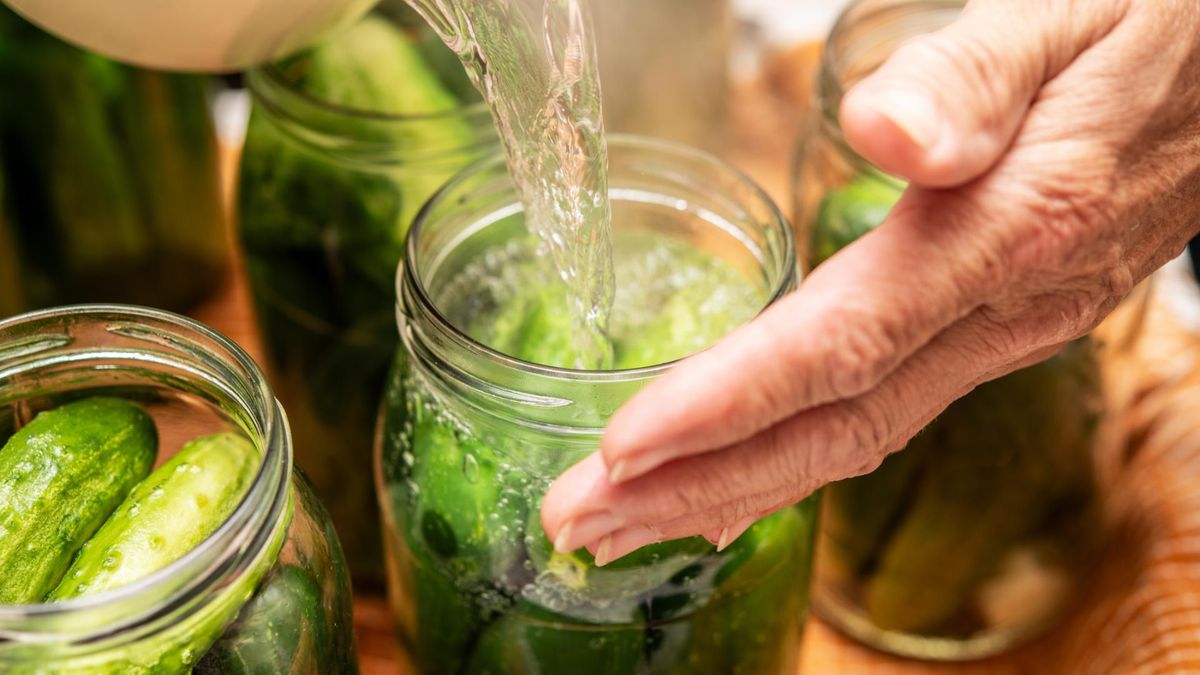 Domowe przetwory pod lupą. Jeden błąd i zamienią się w truciznę