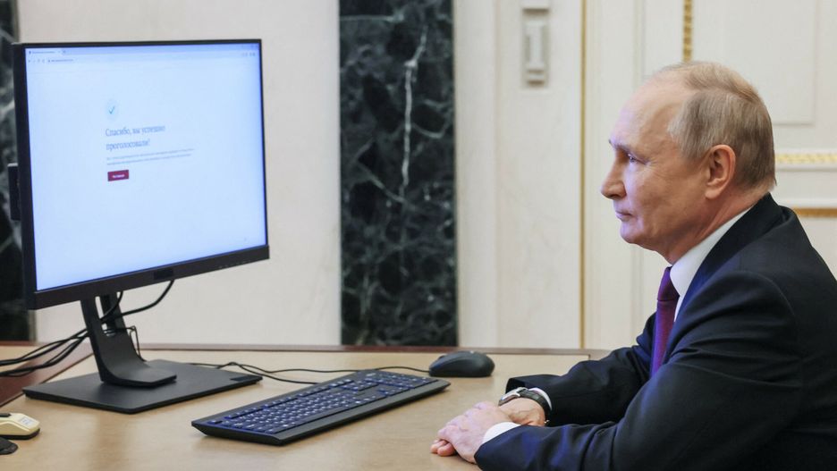 Wybory samorz?dowe w Rosji
This pool photograph distributed by Sputnik agency shows Russian President Vladimir Putin voting online during local elections in Moscow, on September 9, 2023. (Photo by Mikhail METZEL / POOL / AFP) / Editor's note : this image is distributed by Russian state owned agency Sputnik
MIKHAIL METZEL