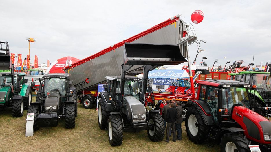 Chodzi o dilerów maszyn rolniczych, m. in ciągników i kombajnów marek: Valtra, Fendt oraz Massey Ferguson, a także części zamiennych maszyn Valtra i Fendt 