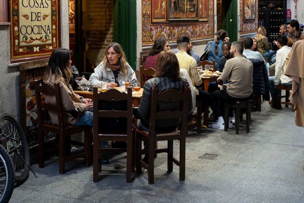 Mimo rosnącej liczby zachorowań, bary i restauracje w Hiszpanii pozostają otwarte