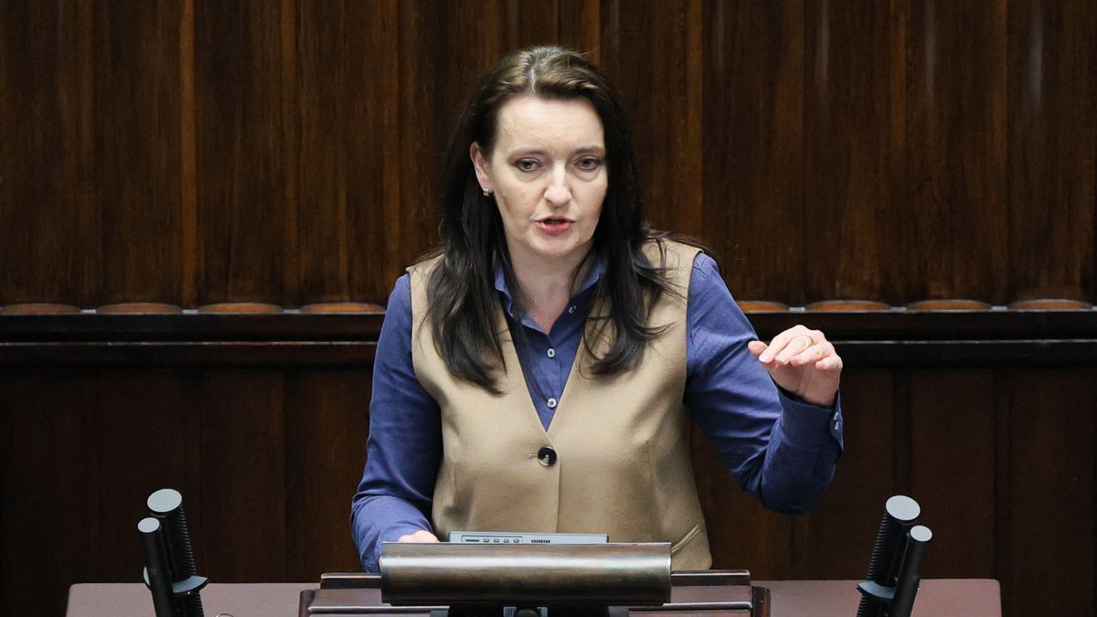 Warszawa, 07.02.2024. Minister ds. polityki senioralnej Marzena Okła-Drewnowicz na sali obrad Sejmu w Warszawie, 7 bm. Posłowie zajmują się m.in. obywatelskim projektem ustawy o zmianie ustawy o emeryturach i rentach z Funduszu Ubezpieczeń Społecznych oraz niektórych innych ustaw w celu wprowadzenia renty wdowiej. (jm) PAP/Paweł Supernak