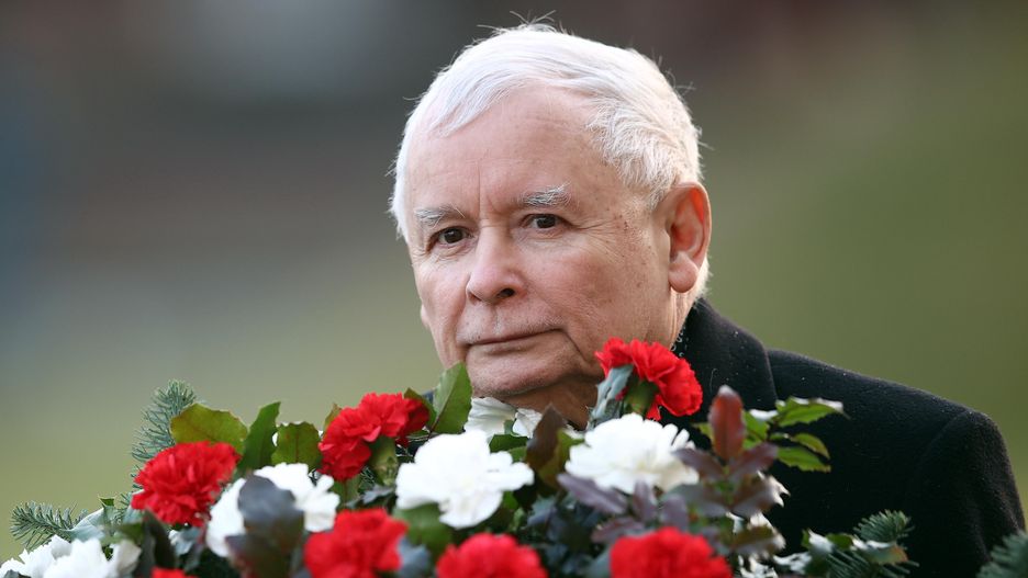 Przed domem Kaczyńskiego stanęły rzeźby