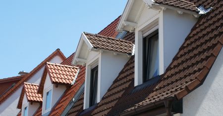 Montują zamiast zwykłych okien dachowych. Daje więcej światła i powiększa przestrzeń
