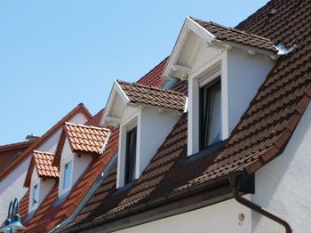 Montują zamiast zwykłych okien dachowych. Daje więcej światła i powiększa przestrzeń