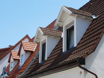 Montują zamiast zwykłych okien dachowych. Daje więcej światła i powiększa przestrzeń