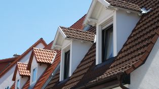 Montują zamiast zwykłych okien dachowych. Daje więcej światła i powiększa przestrzeń