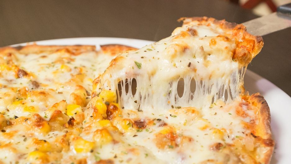 Pizza z kiełbasą i kukurydzą