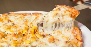 Placek na kryzysowe dni. Weź kiełbasę, kukurydzę i zrób pizzę po polsku