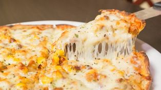Placek na kryzysowe dni. Weź kiełbasę, kukurydzę i zrób pizzę po polsku
