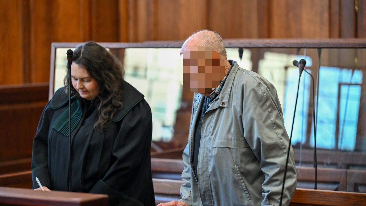 Wyrok, 23.10.2024. Oskarżony Marian R. (P) na sali rozpraw Sądu Okręgowego we Wrocławiu, 23 bm. Sąd ma ogłosić wyrok w sprawie 81-latka oskarżonego o uduszenie kablem swojej ciężko chorej żony. Po dokonaniu zbrodni, do której doszło w październiku 2023 r., mężczyzna spowodował wypadek samochodowy - wg. jego zeznań próbował popełnić samobójstwo. (aldg) PAP/Maciej Kulczyński *** UWAGA!!! ZAKAZ PUBLIKACJI WIZERUNKU I DANYCH OSOBOWYCH OSKARŻONEGO! ***