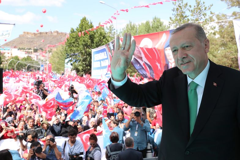Recep Tayyip Erdogan w piątek robił dobrą minę do złej gry - gospodarka Turcji jest na dnie.