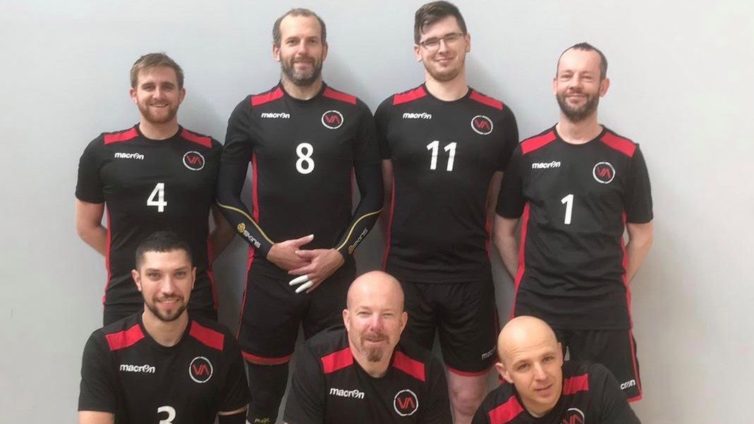 I-ligowa drużyna Volleyball Aberdeen Marcin Chrenowski pierwszy od prawej w dolnym rzędzie