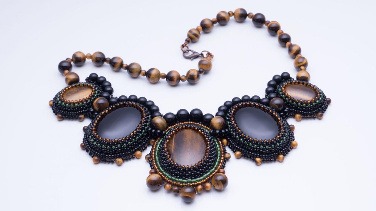 Tygrysie oko to żółtobrązowy minerał.