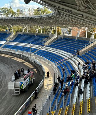 Grożenie sądem, wulgaryzmy, wyzwiska i kłótnia zamiast dyskusji. Smutne sceny na polskim stadionie