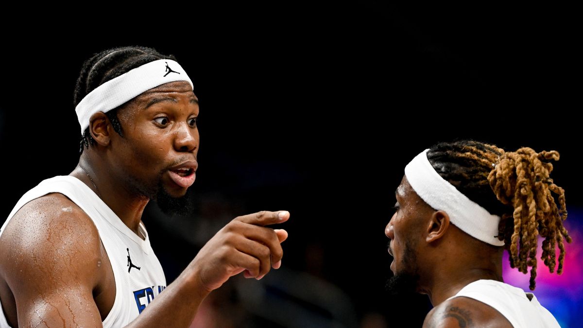 PAP/EPA / FILIP SINGER / Na zdjęciu od lewej: Guerschon Yabusele i Andrew Albicy