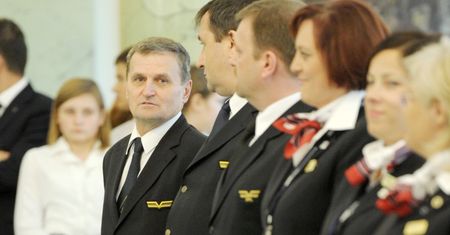 Odznaczył ją Komorowski. Stewardessa z pokładu kapitana Wrony zwolniona z LOT-u
