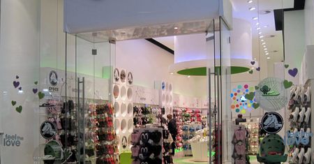 Crocs wywołał panikę wśród fanów. Zamyka swoją ostatnią fabrykę, ale chodzi tylko o cięcie kosztów