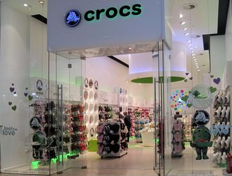 Crocs wywołał panikę wśród fanów. Zamyka swoją ostatnią fabrykę, ale chodzi tylko o cięcie kosztów