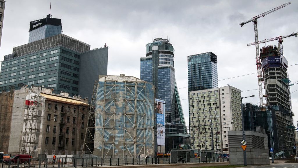 Pandemia spowolniła rynek biurowy. Statystyki w Polsce poprawia Warszawa.