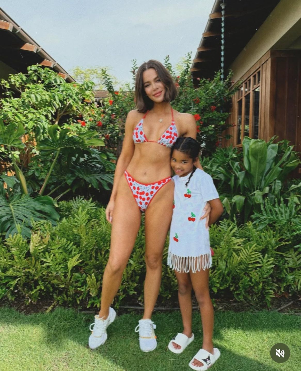 Khloe Kardashian pozuje w bikini