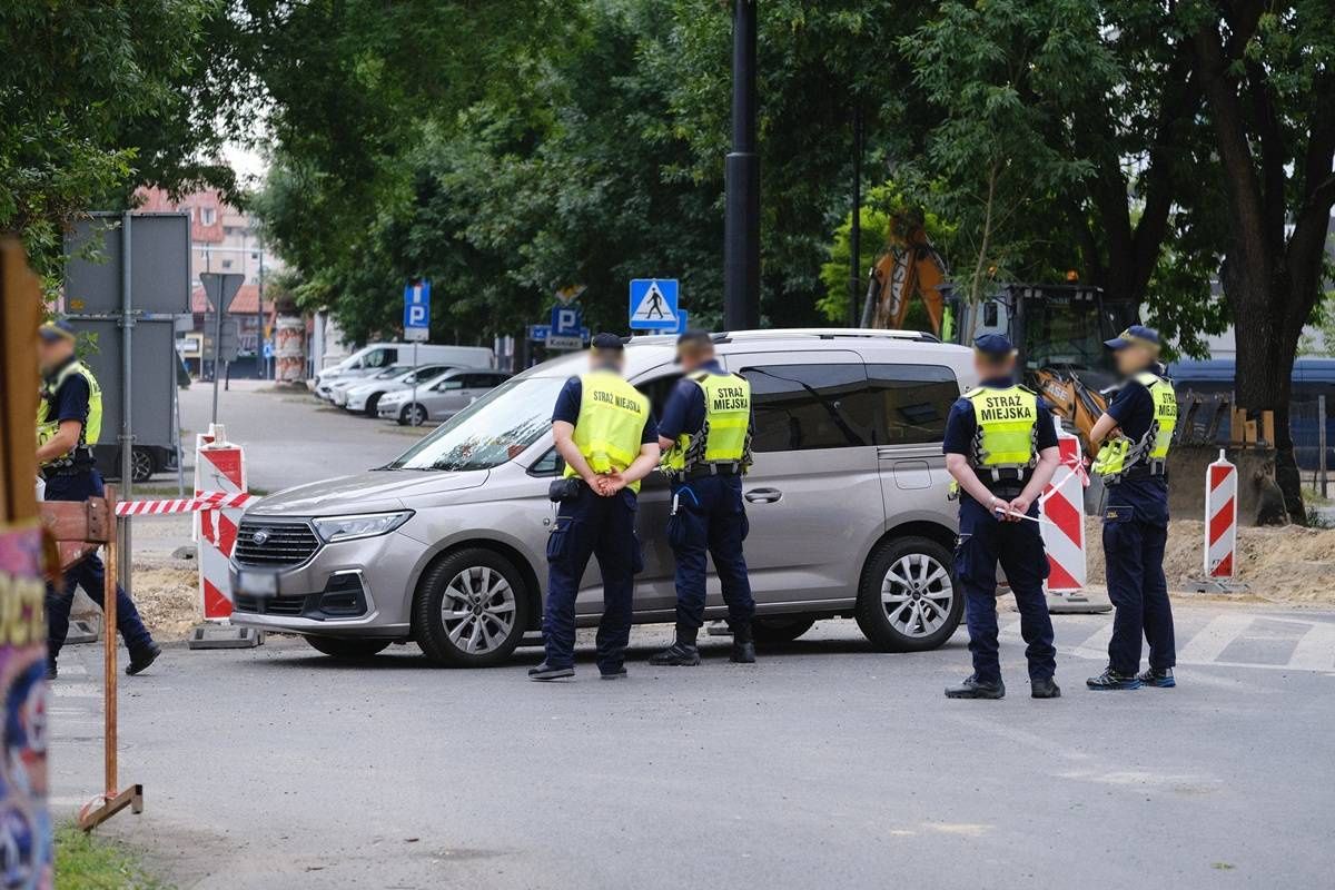 Strażnicy miejscy zatrzymujący kierowców jadących pod zakaz na ul. Zamojskiej