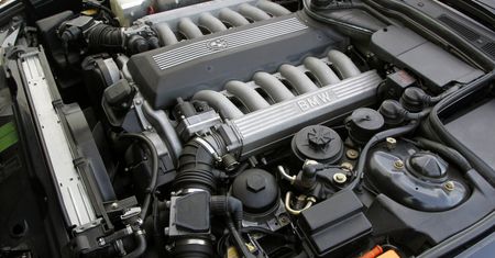 BMW pożegnało się z V12 - wspominamy długie życie bawarskiej legendy