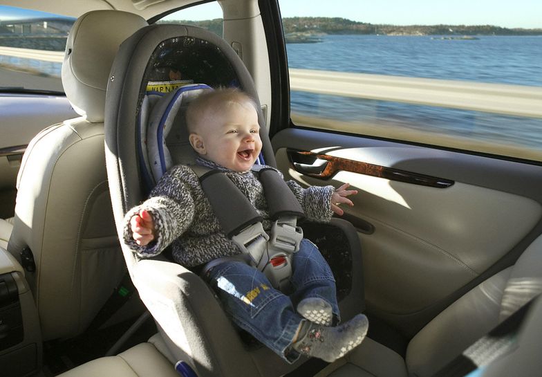Dziecko w samochodzie. Zasady bezpieczeństwa oraz niezbędne formalności