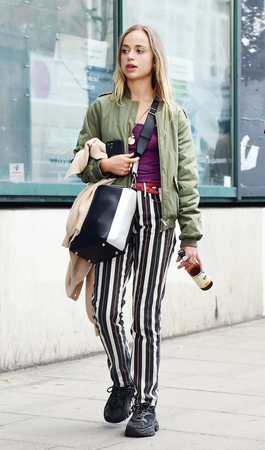Amelia Windsor spaceruje po Londynie