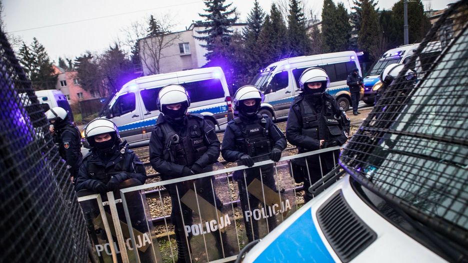 Według mediów, domu Jarosława Kaczyńskiego pilnuje ok. 40 policjantów